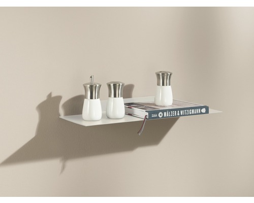 Wandregal mit Kochbuch und Gewürzstreuern