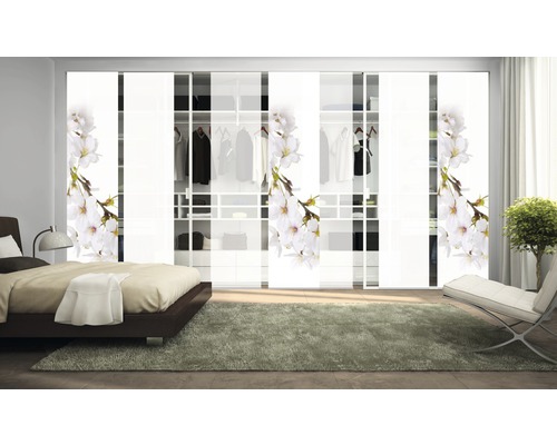 Schlafzimmer mit großem Kleiderschrank und Schiebetüren mit Blumenmuster