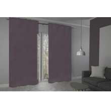 Wohnzimmer mit Fenstern und Vorhängen, Sofa und Lampe