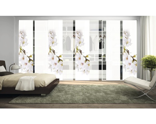 Schlafzimmer mit Schiebetürenschrank und Kirschblüten-Motiv