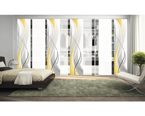 Schlafzimmer mit Schiebetürenschrank, Bett, Sessel und Teppich