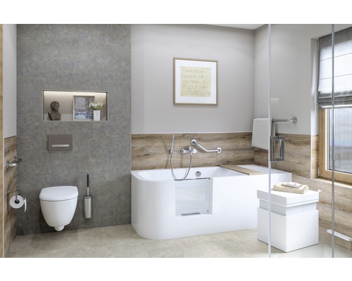 Badezimmer mit ebenerdiger Badewanne, Toilette und Waschtisch