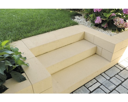 Außentreppe aus Betonsteinen in einem Garten