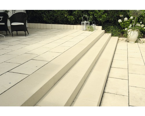 Terrasse mit Steintreppe und Gartenbegrünung