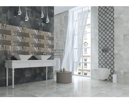 Helles Badezimmer mit Waschtisch, Toilette und gemusterten Fliesen