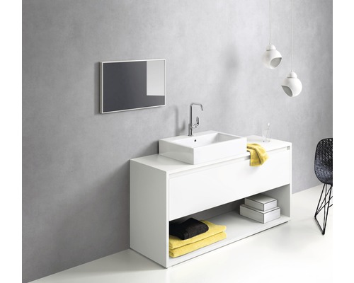 Badezimmer mit weißem Waschtischunterschrank, Aufsatzwaschbecken, Spiegel und Beleuchtung