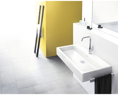 Helles Badezimmer mit rechteckigem Aufsatzwaschbecken, Armatur und Handtuchhalter