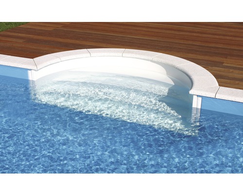 Schwimmbecken mit Pooltreppe und Holzterrasse