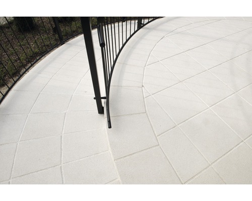Terrasse mit quadratischen Betonplatten und schwarzem Geländer