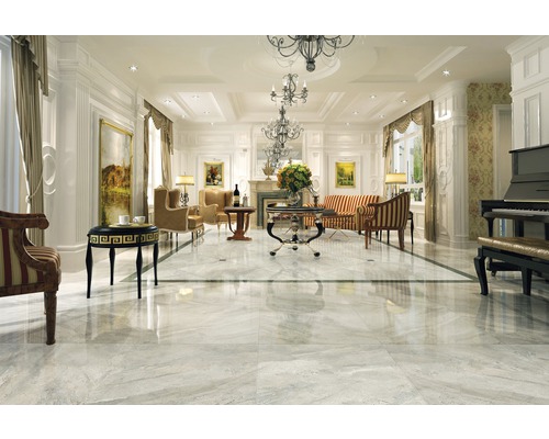 Elegantes Wohnzimmer mit Fliesenboden, Möbeln und Dekoration