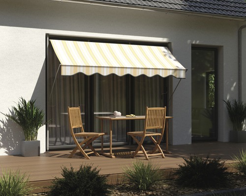 Terrasse mit Markise, Gartentisch und Gartenstühlen.
