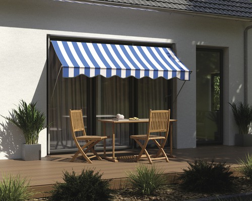 Terrasse mit Markise, Tisch und Stühlen vor Hauswand