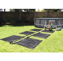 Aufbau von Solarheizmatten für ein Schwimmbecken im Garten