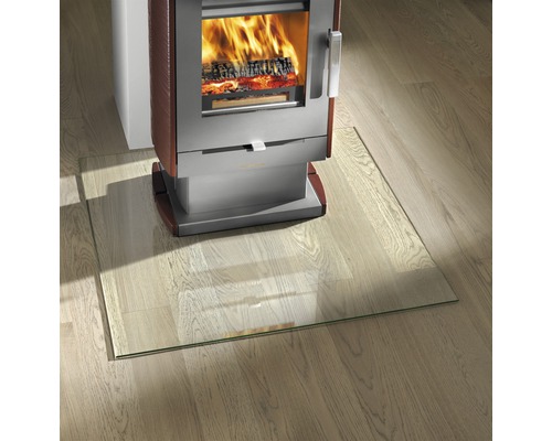 Kaminofen mit Glasbodenplatte auf Holzboden Kaminofen mit Glasbodenplatte auf Holzboden