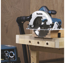 Makita Kreissäge auf Werkbank mit Staubsauger