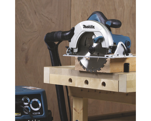 Makita Kreissäge auf Werkbank mit Staubsauger
