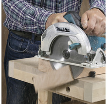 Makita Kreissäge beim Schneiden von Holz auf einer Werkbank.