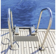 Leiter zum Wasser auf Holzdeck