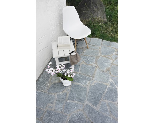 Terrassengestaltung mit Natursteinplatten, Stuhl und Beistelltisch