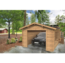 Holzgarage mit Auto und Fenster im Garten