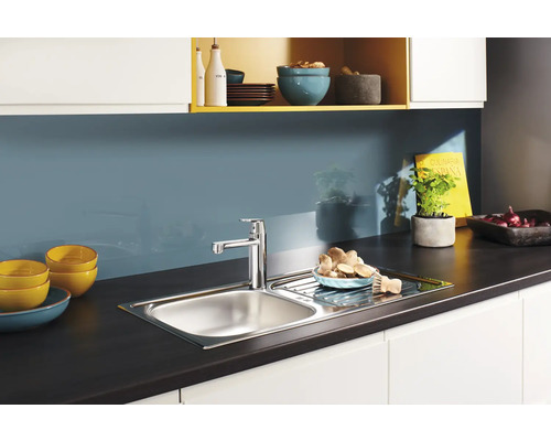 Küchenspüle mit Armatur in einer modernen Küche