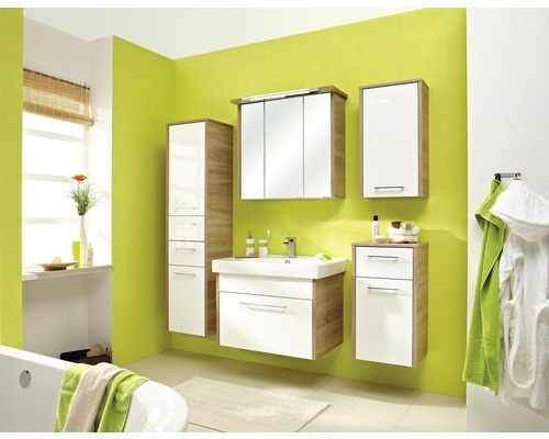 Badezimmer mit Waschtisch, Spiegelschrank und Hochschrank in hellem Design