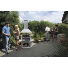 Szene mit Steingrillkamin und mehreren Personen im Garten