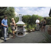 Szene mit Gartengrillkamin mit Personen im Garten