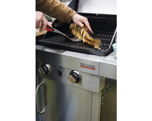 Fisch wird auf einem Grill zubereitet