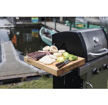 Char-Broil Grill mit Schneidebrett, belegt mit Speck, Bratlingen, Muffins und Avocado