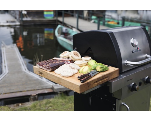 Char-Broil Grill mit Schneidebrett, belegt mit Speck, Bratlingen, Muffins und Avocado