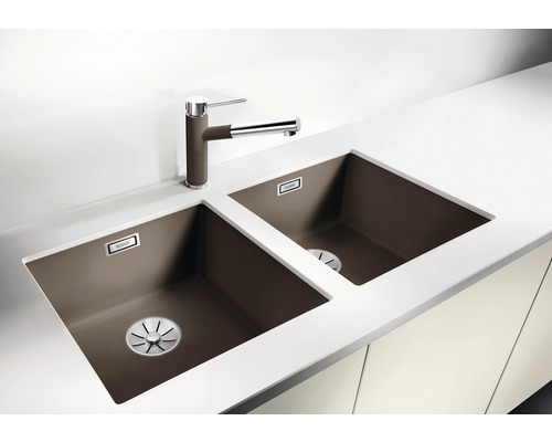Spüle mit zwei Becken und Armatur auf einer Arbeitsplatte