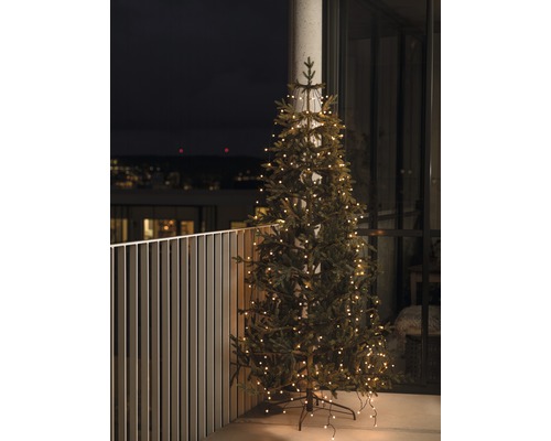 LED Baummantel Konstsmide Ring Ø 15 cm Globes außen und innen 400er bernstein Weihnachtsbaum mit Lichterkette auf einem Balkon.