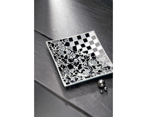 Dekorative Fliese mit Mosaikmuster und Schachbrettmuster.