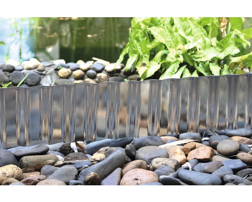 Gartenszene mit Rasenkante aus Metall zur Begrenzung eines Teiches.