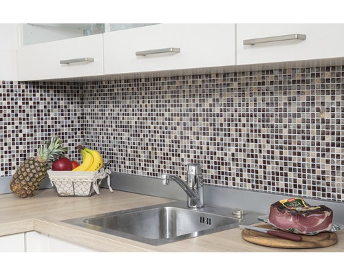 Küchenszene mit Mosaikfliesen, Spüle und Lebensmitteln