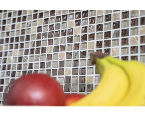 Mosaikfliesenwand mit Obst im Vordergrund
