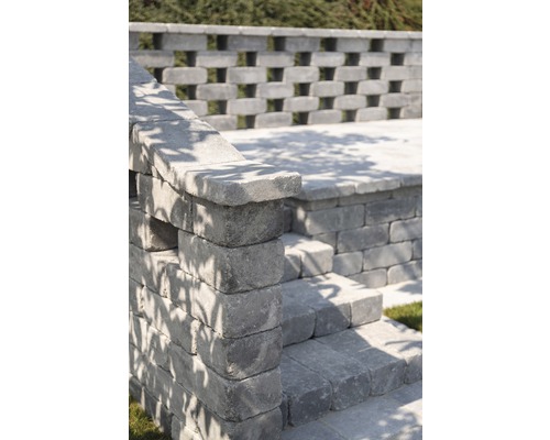 Treppe und Mauer aus Betonsteinen im Garten
