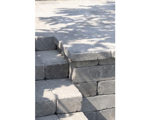 Treppe aus Betonpflastersteinen im Außenbereich