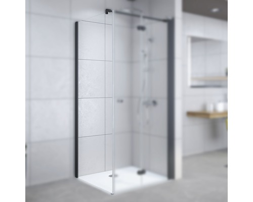 Duschabtrennung aus Glas mit schwarzem Rahmen im Badezimmer