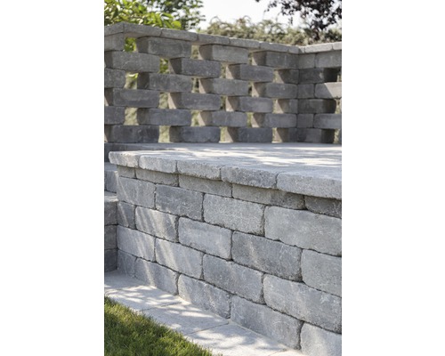 Gartenmauer aus Betonsteinen mit Aussparungen