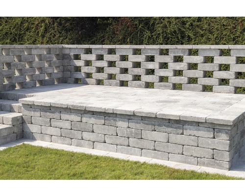 Gartenmauer aus Betonsteinen mit Stufen und dekorativem Mauerwerk