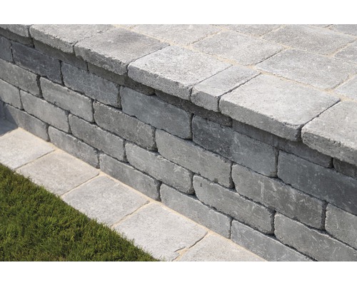 Mauer aus Betonsteinen im Garten