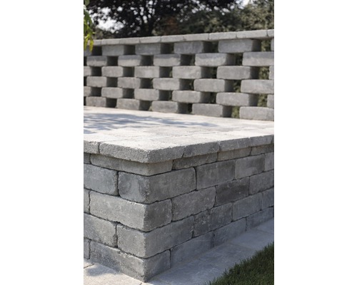 Mauer aus Betonsteinen für den Garten