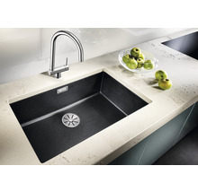 Küchenspüle mit Wasserhahn und Ablauffilter
