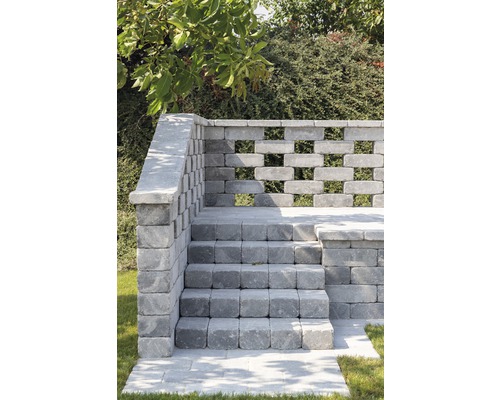 Treppe und Mauer aus Betonsteinen im Garten