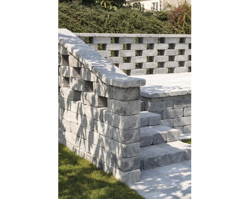 Außenaufnahme einer Treppe und eines Zauns aus Betonsteinen