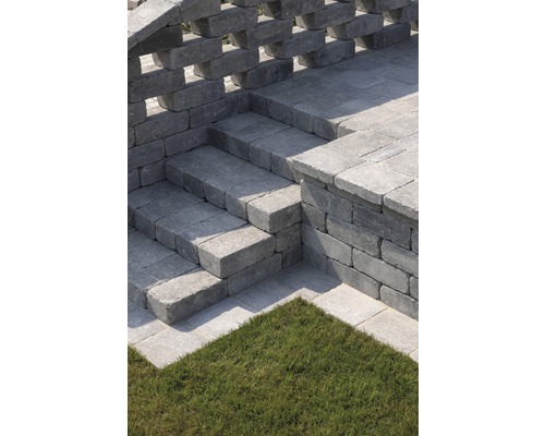 Treppe und Mauer aus Betonsteinen im Garten