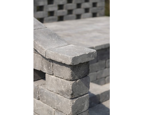 Graue Beton Mauersteine für den Gartenbau