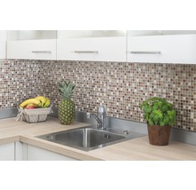 Küchenszene mit Spüle, Mosaikfliesen und Dekorationen